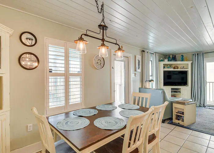 Balcony W/ Pool & Views: Condo! Holiday home