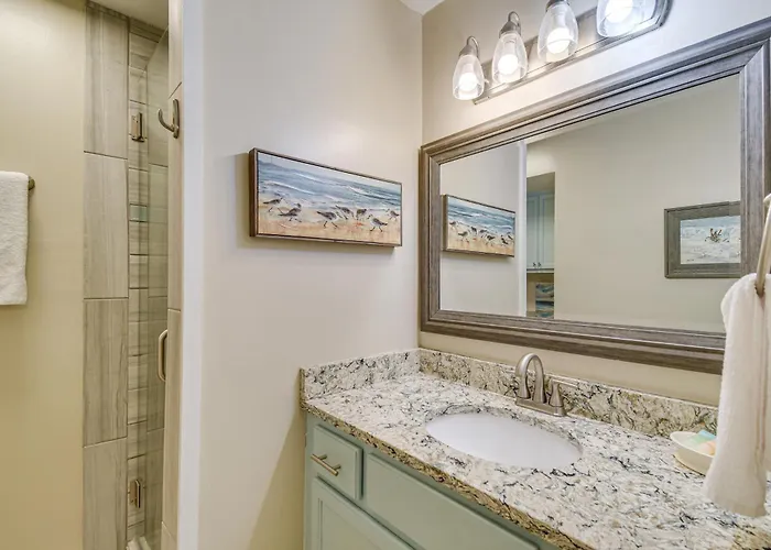 Balcony W/ Pool & Views: Condo! Holiday home