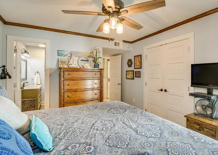 Balcony W/ Pool & Views: Condo! Gulf Shores